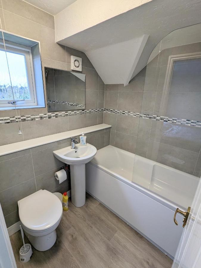 Large Apartment With Parking Guildford Esterno foto