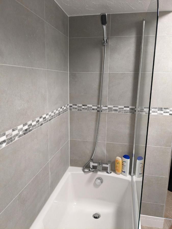 Large Apartment With Parking Guildford Esterno foto