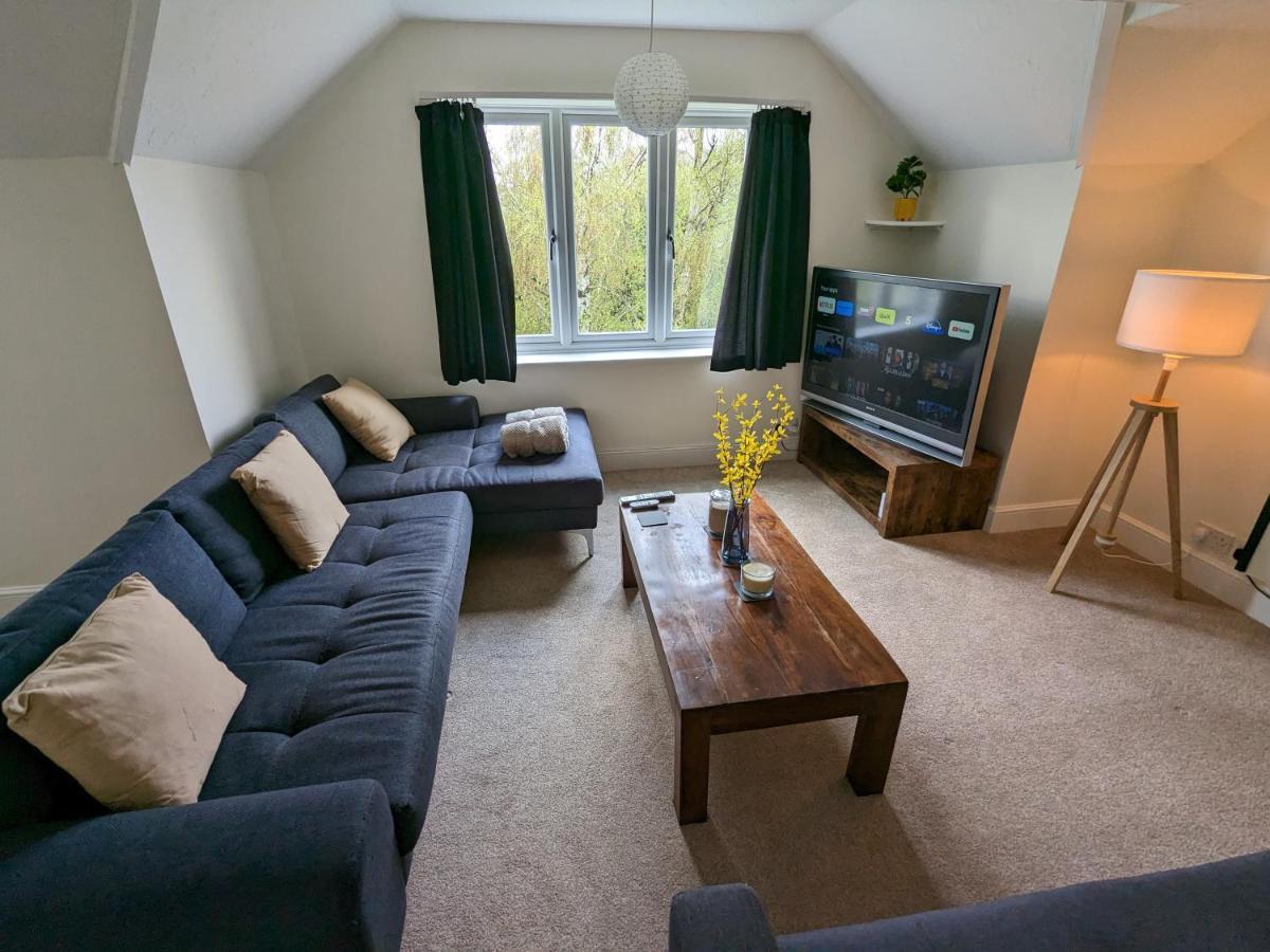 Large Apartment With Parking Guildford Esterno foto