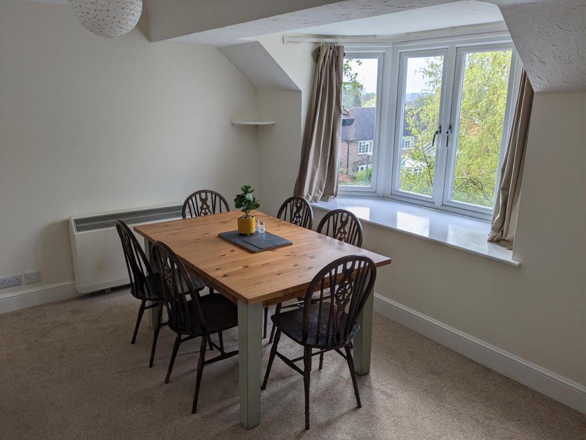 Large Apartment With Parking Guildford Esterno foto