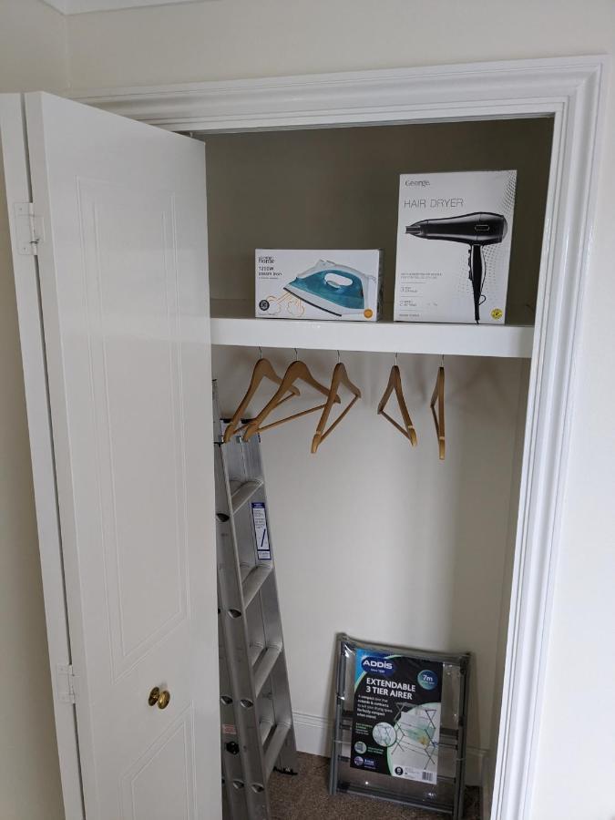 Large Apartment With Parking Guildford Esterno foto