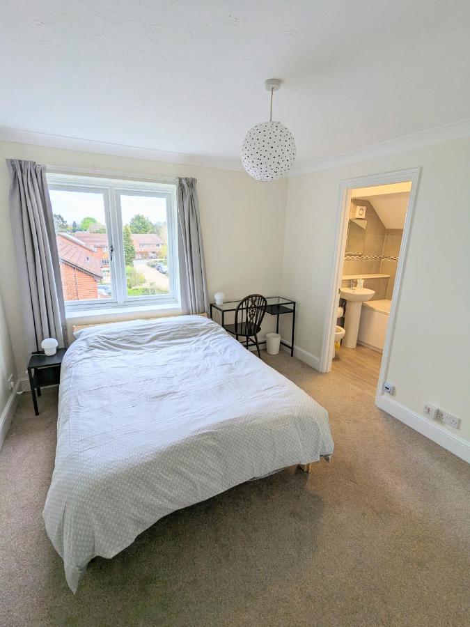 Large Apartment With Parking Guildford Esterno foto