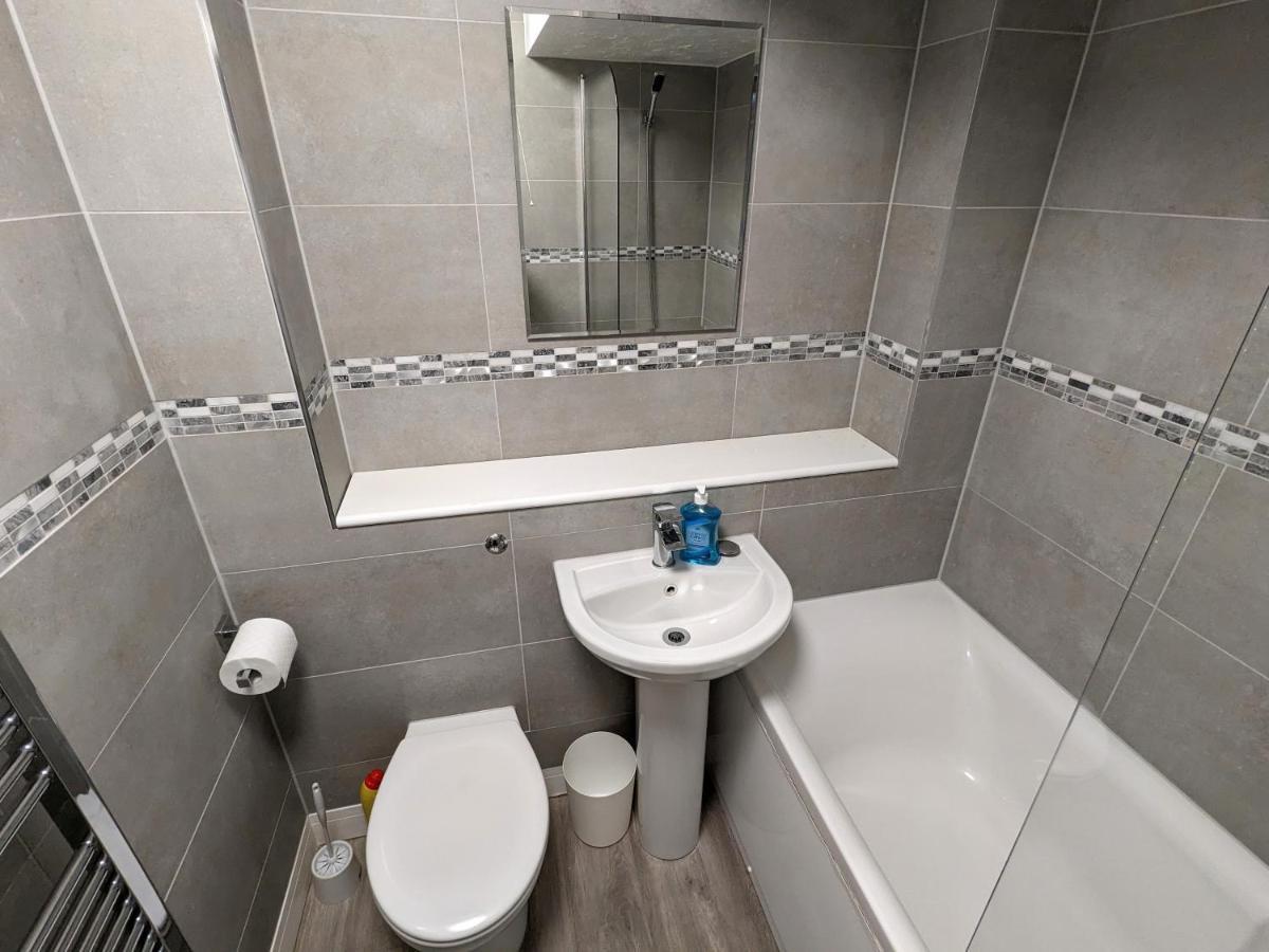 Large Apartment With Parking Guildford Esterno foto