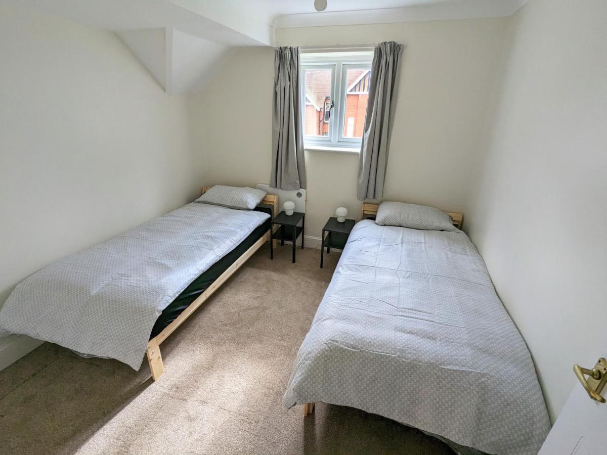 Large Apartment With Parking Guildford Esterno foto