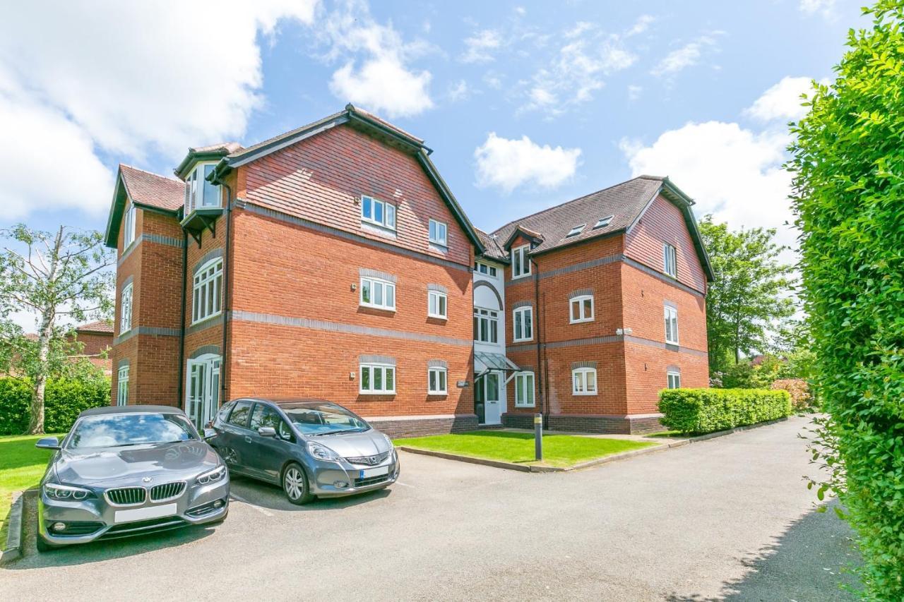 Large Apartment With Parking Guildford Esterno foto