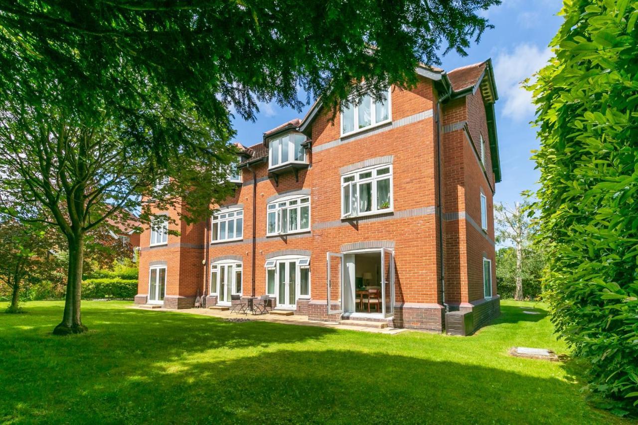 Large Apartment With Parking Guildford Esterno foto